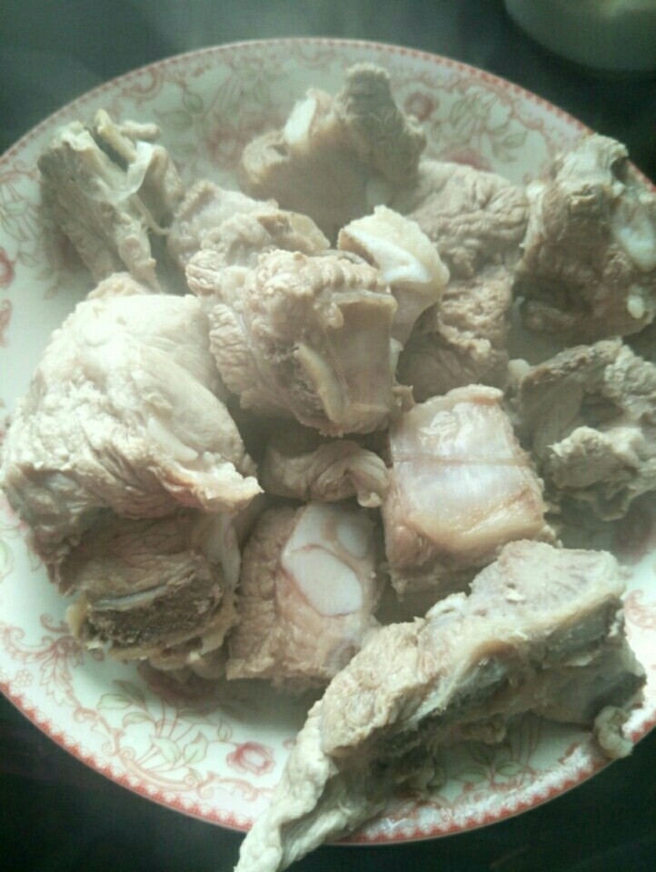 红烧排骨,捞起来，装盘，备用