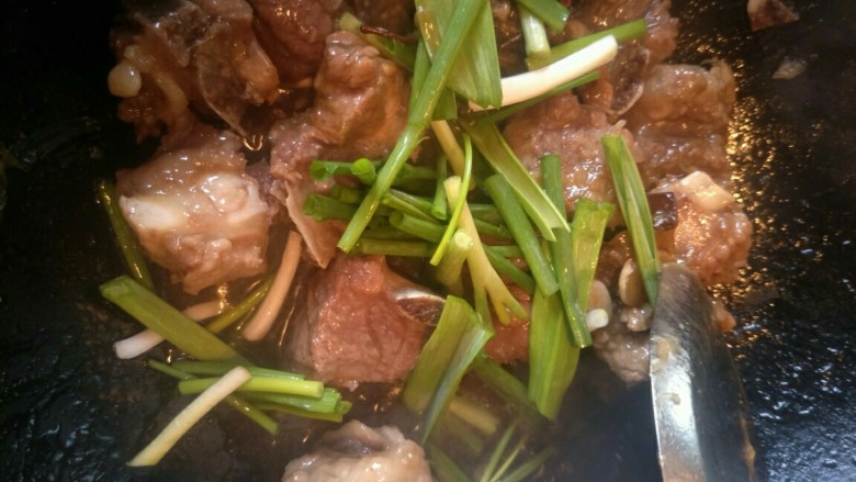 红烧排骨,十五分钟后，加入盐，鸡精，翻炒