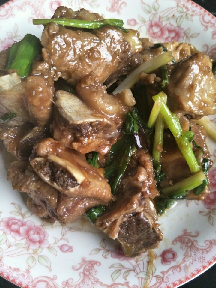 红烧排骨,翻炒，直到汁快没干，放入葱花，装盘
