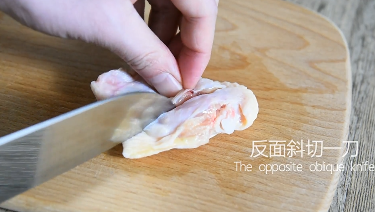 可乐鸡翅真的没有你想象的那么难,快来学!,背面斜切一刀