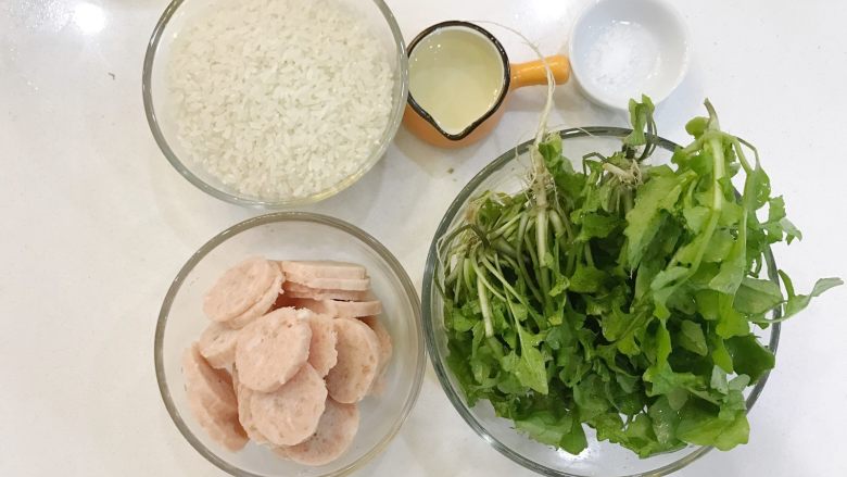 宝宝辅食:香肠荠菜饭-18M+ ,准备好所有食材,宝宝版香肠从冰箱冷冻柜里拿出来,稍稍解冻能下刀马上就可以切片啦,解冻太过无法切片哈。
自制香肠食谱:(https://m.ecook.cn/recipeDetail/243207515?from=singlemessage&isappinstalled=1)