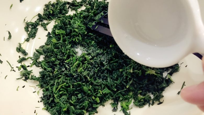 宝宝辅食:香肠荠菜饭-18M+ ,热锅,锅中刷一层油,倒入已切碎的荠菜,翻炒2-3分钟,此时可以加点盐调味拌匀,出锅备用。
》整锅饭的味道基本都在这里了哈,因为宝宝香肠也很清淡,只加少许盐,品尝纯粹荠菜的清香吧。