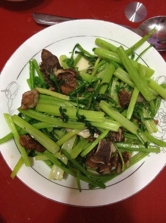 芹菜炒肉