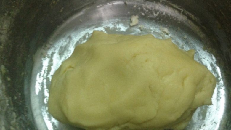 奶油奶酪小方,用手揉成面团,注意不要揉太久以保持酥脆的口感
