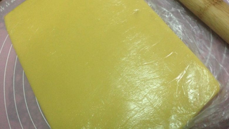 奶油奶酪小方,加入保鲜袋揉成饼状,压成厚度为3到4毫米的饼(用保鲜袋的形状很容易可以压成方形)