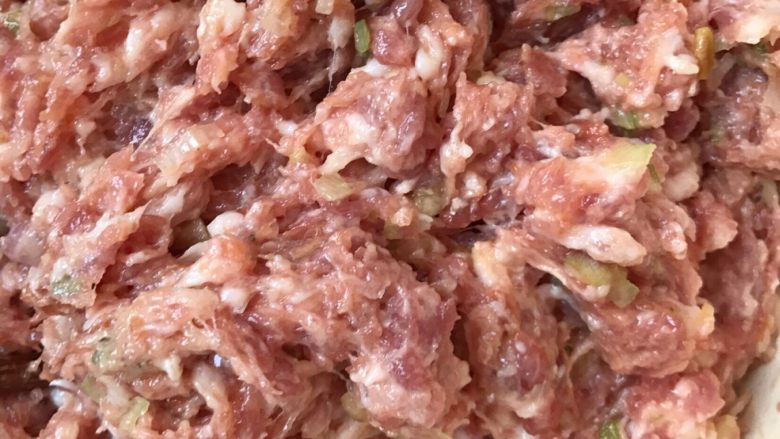 彩色饺子,和馅,放盐味精酱油色拉油,大葱,顺时针搅拌