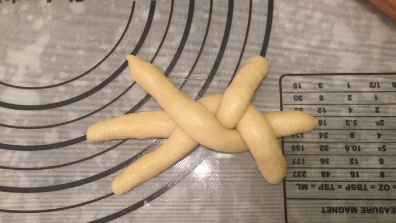 辫子面包(中种),搓成长条形,如图开始编织