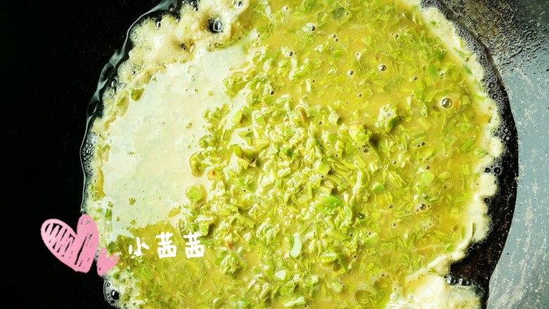 香椿鸡蛋,将搅拌好的香椿蛋液倒入热锅中(我的有稍微放多了一点点)