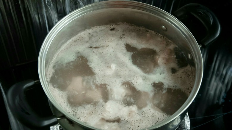 豆棒烧排骨,水中加<a style='color:red;display:inline-block;' href='/shicai/ 718'>料酒</a>,放入排骨,煮沸5分钟左右关火。