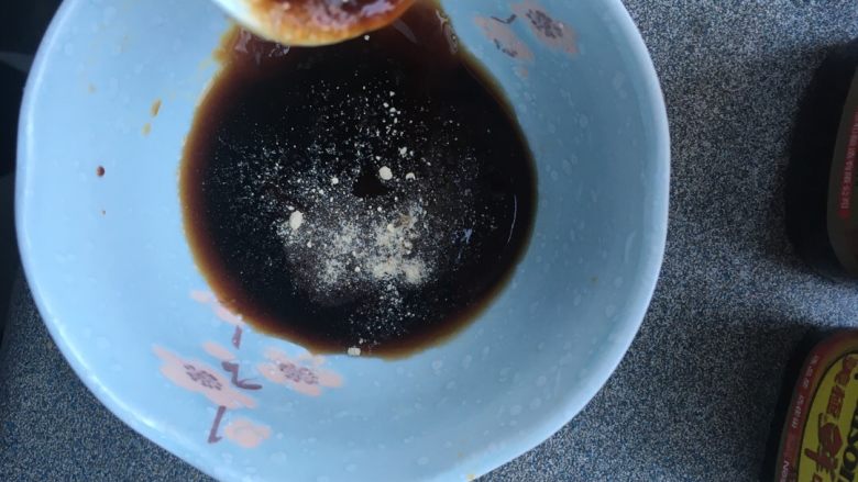 鸡翅蒸花糯米,在碗里先调匀,根据自己的口味增减调料