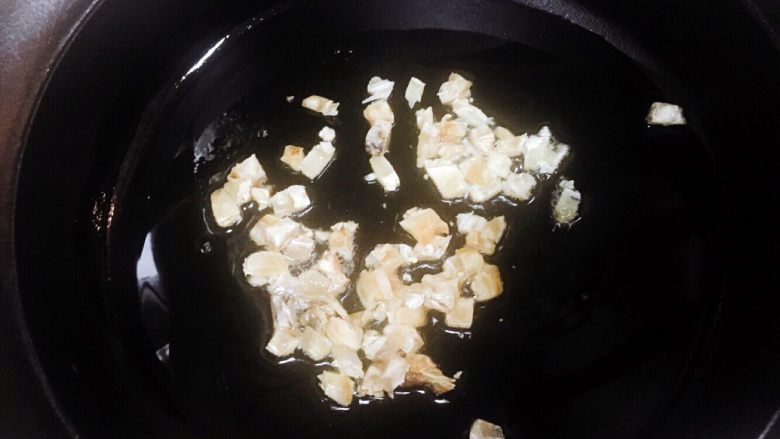 咸鱼粉皮煲(少油版),热锅,热油,咸鱼粒下锅爆香(油可以稍微多一点)