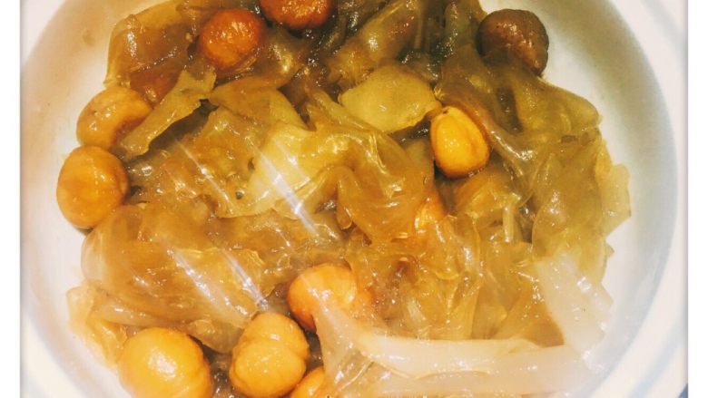 咸鱼粉皮煲(少油版),煮到水快没了的时候,图片上的样子就可以啦