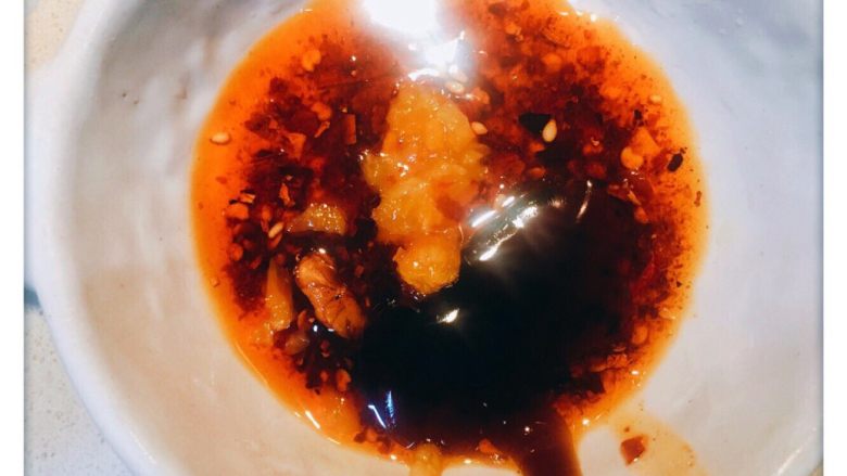 咸鱼粉皮煲(少油版),之前准备的调料放小碗里,蚝油、红烧酱油、油辣子、黄椒酱、白糖活匀,然后放进锅里,继续煮
