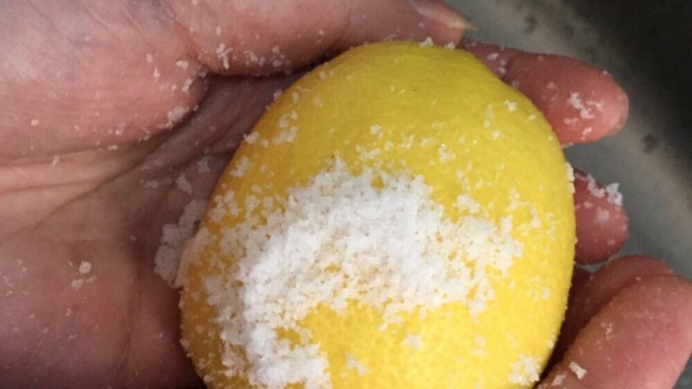 柠檬膏,用盐在<a style='color:red;display:inline-block;' href='/shicai/ 595'>柠檬</a>表皮搓洗三分钟，搓好用清水冲洗干净