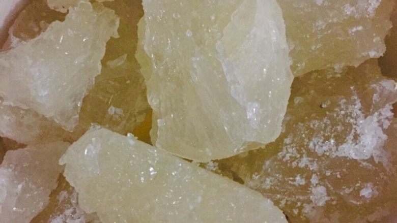 柠檬膏,在柠檬上放上<a style='color:red;display:inline-block;' href='/shicai/ 866'>冰糖</a>，尽量把<a style='color:red;display:inline-block;' href='/shicai/ 866'>冰糖</a>弄小块点，然后插上电，开炖