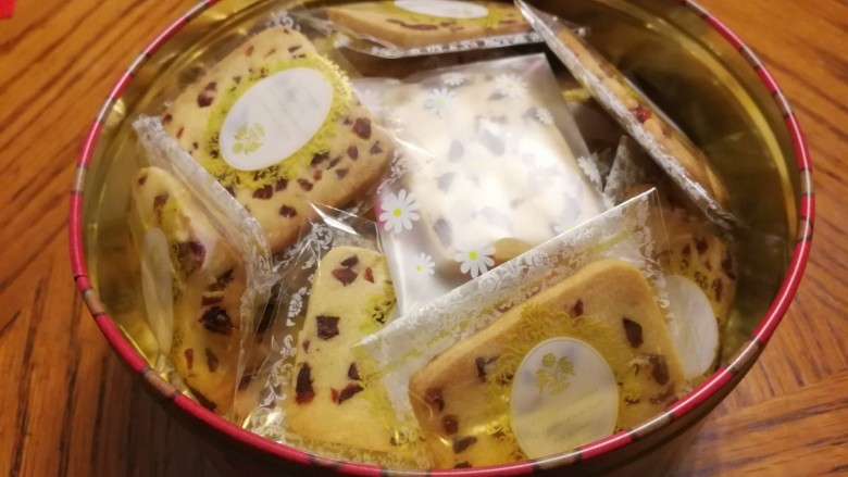 低糖蔓越莓饼干,装进以前吃饼干剩下的饼干盒,想什么时候吃,拿一块就好,出门旅行也行