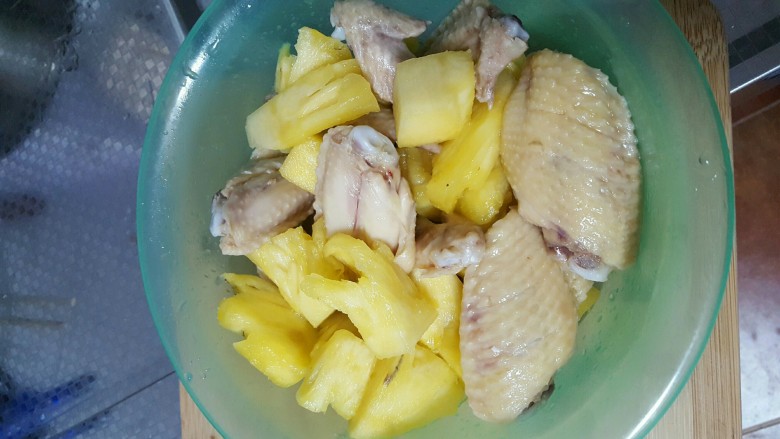 开胃解腻菠萝鸡翅,这个是我腌制中的,忘拍照了鸡翅用开水过一下,然后捞出,再鸡翅上拉两刀,容易入味
