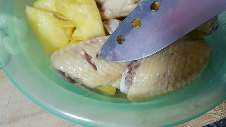 开胃解腻菠萝鸡翅,放上一勺盐,半勺糖,适当料酒还有菠萝,如上图腌制半个小时。