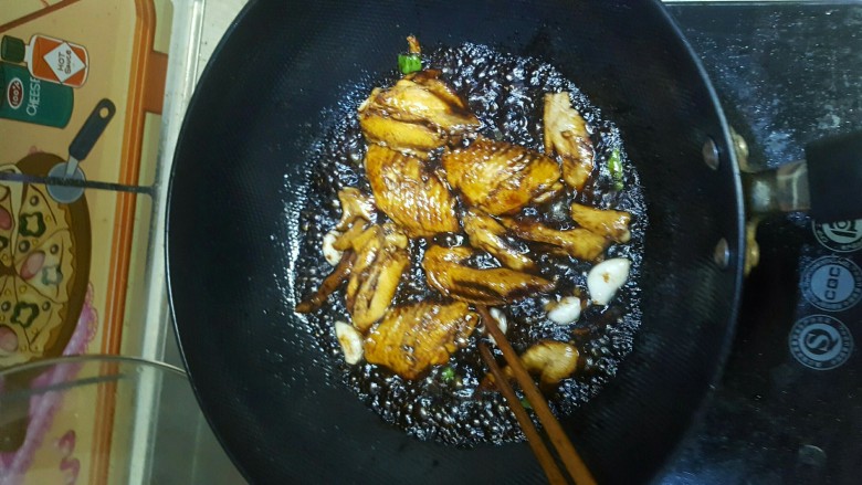 开胃解腻菠萝鸡翅,倒入鸡翅翻炒,加入老抽上色,不喜欢颜色深的,可以用红烧酱油