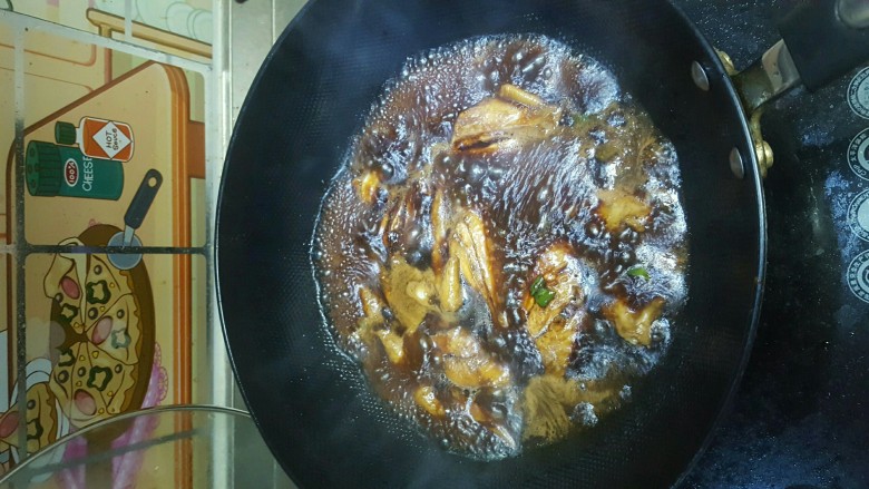 开胃解腻菠萝鸡翅,鸡翅上色差不多了,倒入水淹没鸡翅即可(中火),开锅后改小火焖烧