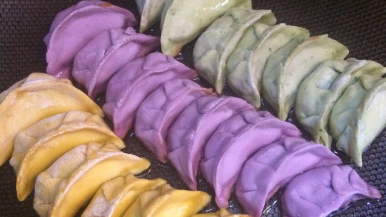 三色煎饺,炒锅或者不粘锅中放油,依次放入包好的饺子