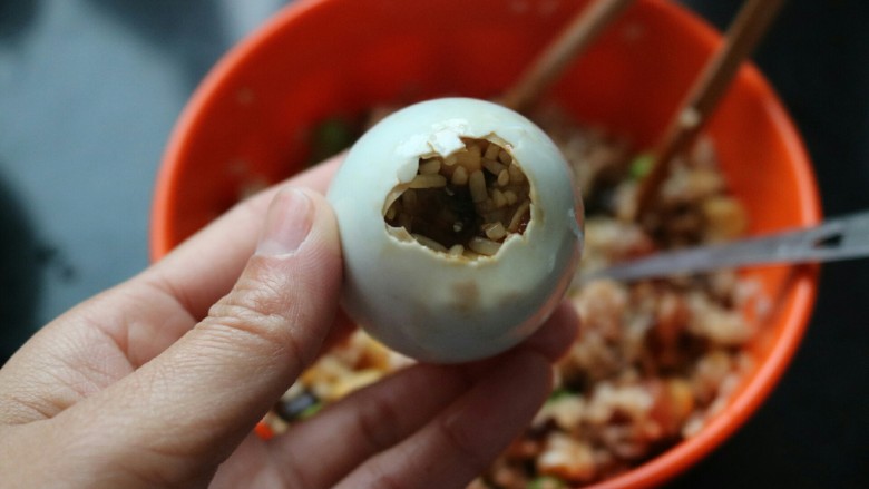 ≈超级好吃的糯米蛋≈,把拌好的糯米塞进鸭蛋里,塞一塞晃一晃,可以用筷子帮忙,轻轻的捅进去,也不能塞太满,要留点空隙,不然蒸好会冒出来