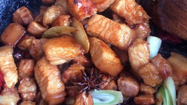 鲜笋炖肉,放入肉及调料煸炒!