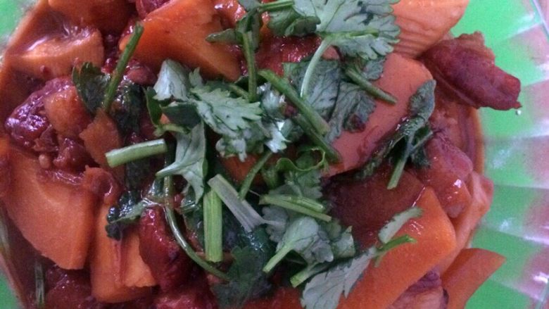 鲜笋炖肉,放入少许香菜!Ok