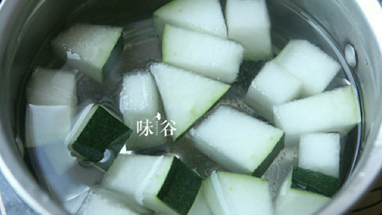 竹荪干贝冬瓜汤,锅内加入冬瓜、<a style='color:red;display:inline-block;' href='/shicai/ 37'>姜</a>丝,加适量清水煮开。