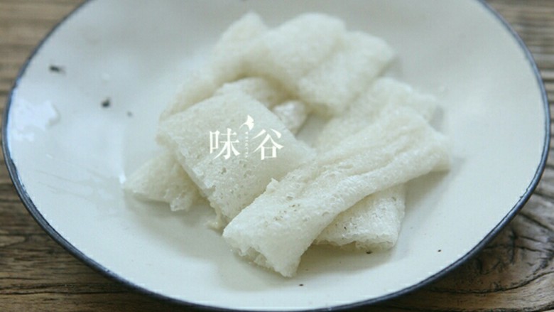 竹荪干贝冬瓜汤,浸泡后的竹荪去根和头部,取中间部分切成段。(同时要去除竹荪的花朵部分(网状部分,花朵是竹荪香味比较集中的地方),只保留茎部,否则会有怪味。)
