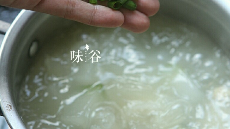 竹荪干贝冬瓜汤,关火前撒上葱花即可。