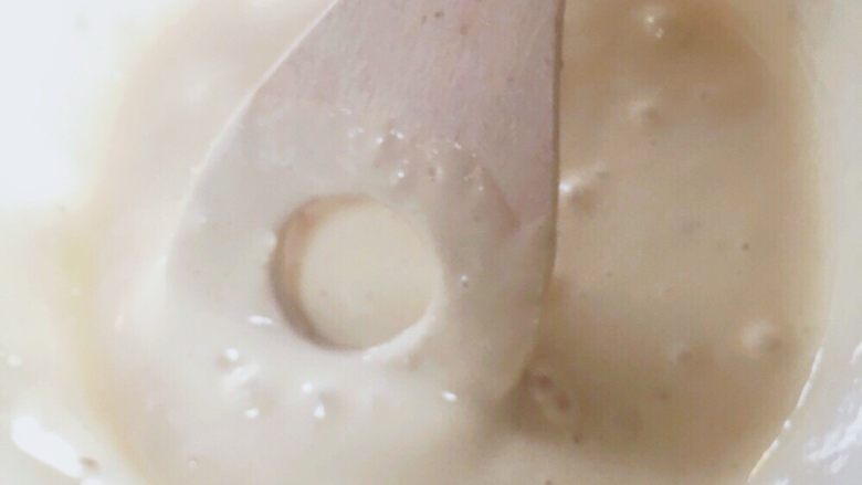 樱花豆沙面包,往盆A的干酵母上倒水,用木铲用力搅拌