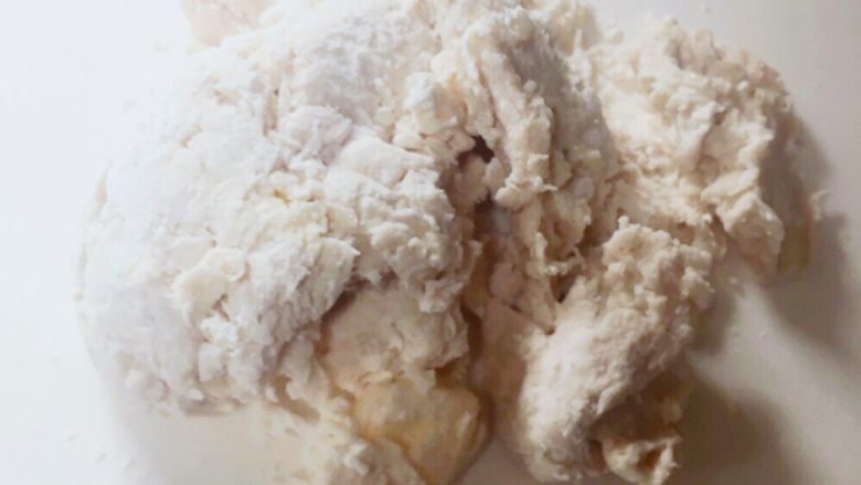 樱花豆沙面包,材料搅拌均匀成团后放在桌上揉面