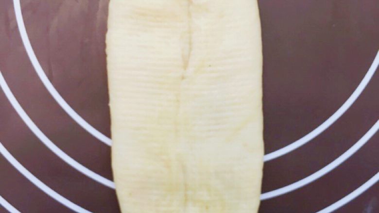 樱花豆沙面包,对叠后擀开成宽约6cm,长22cm