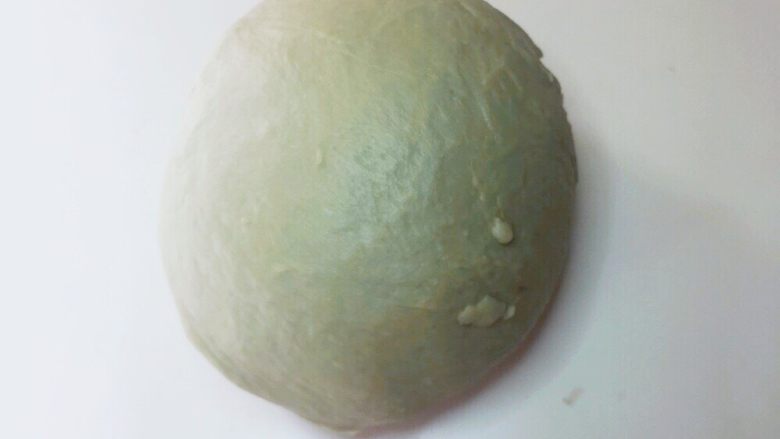 樱花抹茶豆沙面包,将面揉至出筋,表面光滑的状态,揉面完成