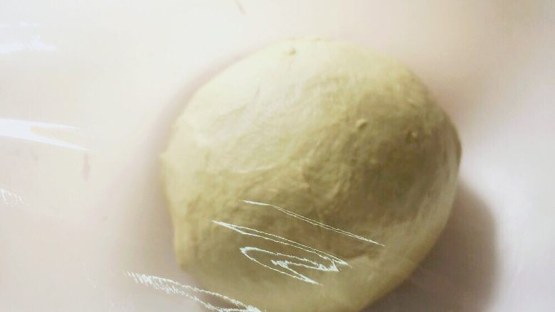 樱花抹茶豆沙面包,将面团团成团后,缝口朝下放入面包盆内,盖上保鲜膜。40℃发酵25-35分钟