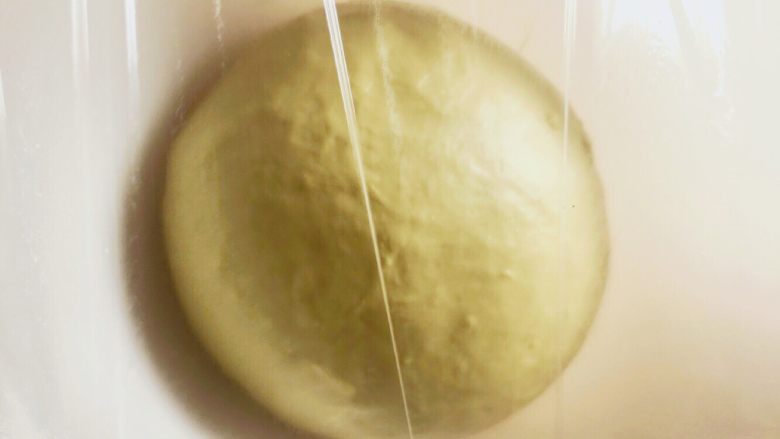 樱花抹茶豆沙面包,将面团重新团成团后,缝口,盖上湿毛巾,醒面(十分钟)