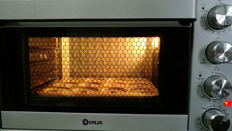 蛋糕甜甜圈,放入提前预热好的烤箱150度,烘烤15分钟。