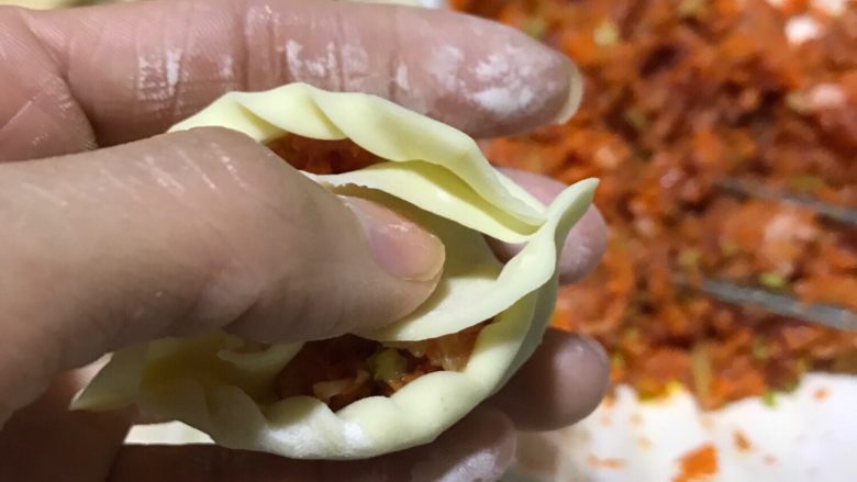 鸳鸯饺子,大拇指按紧修下边,捏紧