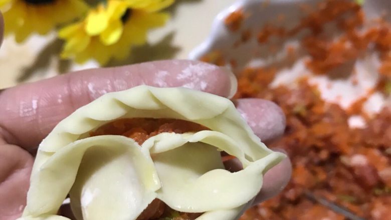 鸳鸯饺子,两边做下造形,摆出中间两个空隙来,填色,