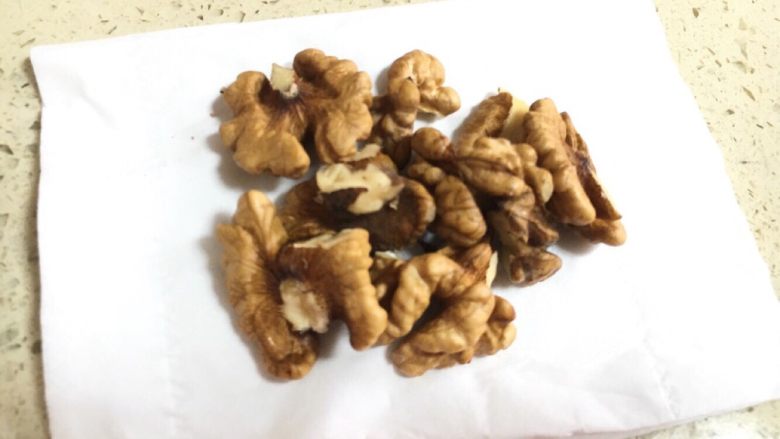 轻食 中式甜点 红豆粗粮小圆子,<a style='color:red;display:inline-block;' href='/shicai/ 665'>核桃</a>剥好待用
