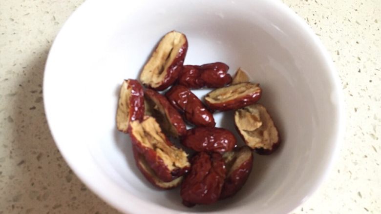 轻食 中式甜点 红豆粗粮小圆子,<a style='color:red;display:inline-block;' href='/shicai/ 2470'>红枣</a>洗净,去核待用