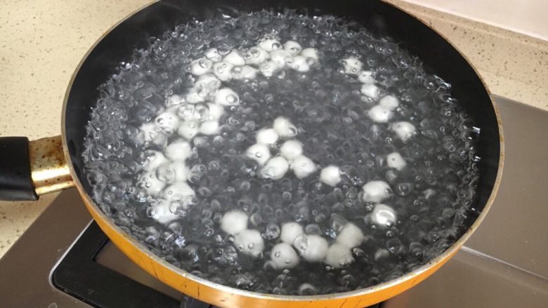 轻食 中式甜点 红豆粗粮小圆子,煮一锅水,水开后放入准备好的小圆子