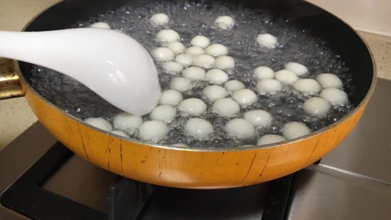 轻食  中式甜点  红豆粗粮小圆子,待小圆子全部浮起后关火准备捞出