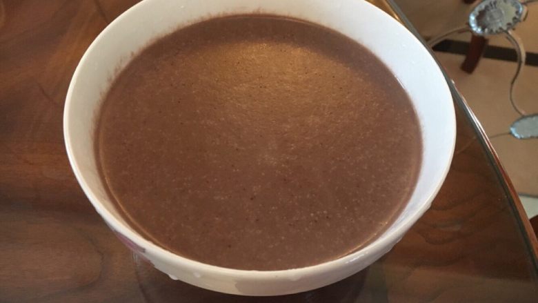 轻食 中式甜点 红豆粗粮小圆子,将小圆子放入碗中,倒入榨好的粗粮糊(根据自己的喜好加,通常倒一层,刚没过小圆子就好了,因为我个人比较喜欢喝米糊,所以倒得比较多)