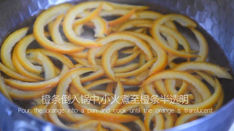 好吃又能止咳的小秘法——橙皮蜜饯,将橙条倒入锅中,小火煮至橙条半透明