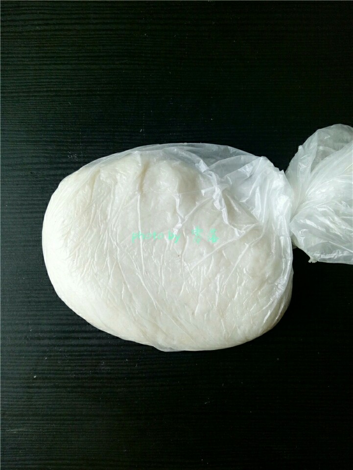 米饼沙拉,将米饭装进食品袋里，揉成团；