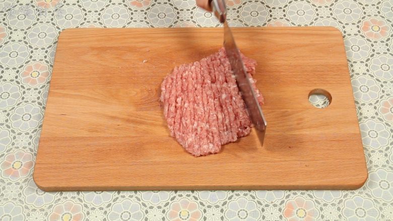 豆腐丸子汤,猪上肉去皮,清洗干净,然后把猪肉切片,剁成肉末。