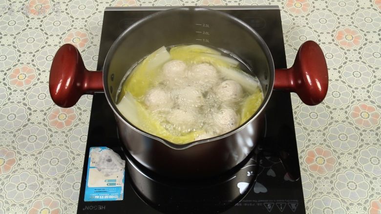 豆腐丸子汤,中途要用勺子轻轻翻动下,避免动作太大,豆腐丸子散开,然后继续中火煮至娃娃菜熟了即可。