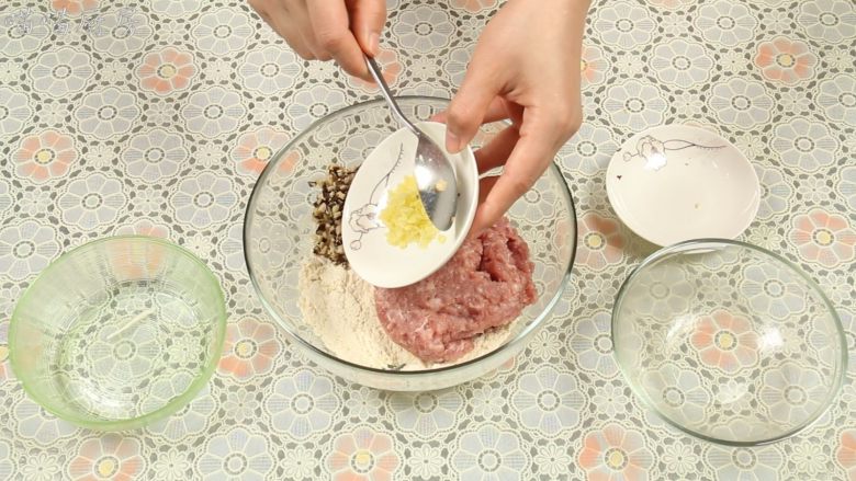 豆腐丸子汤,在压好的豆腐末中,加入肉末、香菇粒、姜粒。